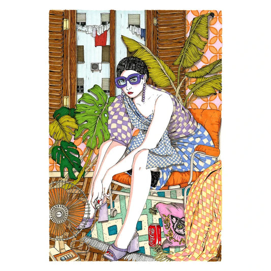 Print de chica con gafas moradas grandes sentada en sillón naranja con plantas alrededor y cogiendo un cable de ventilador