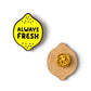 Pin de madera con forma de limón amarillo y el mensaje Always Fresh por delante y por detrás