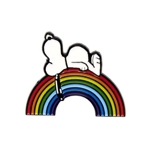 Pin de metal con forma de Snoopy tumbado sobre un arcoiris