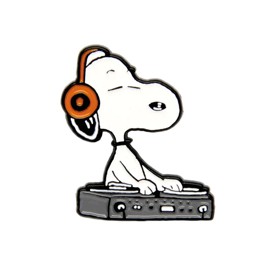 Pin de metal con forma de perro Snoopy con cascos de DJ pinchando en una mesa de mezclas