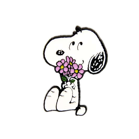 Pin metálico con forma de Snoopy contento con un ramo de flores rosas en la mano