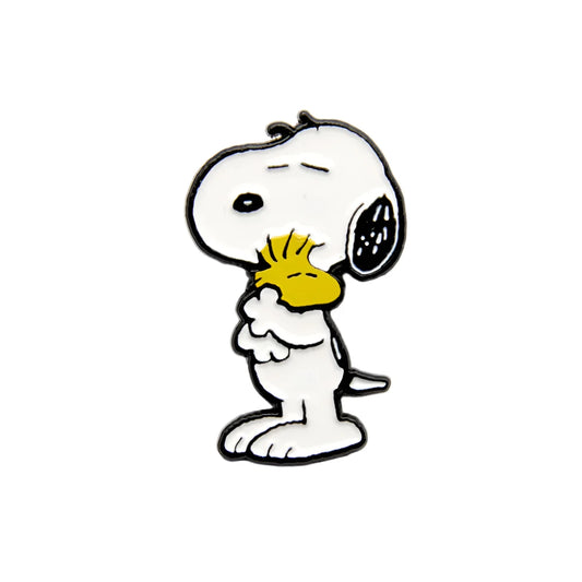 Pin de metal con forma de Snoopy aprazando a su mejor amigo el pájaro amarillo Woodstock o Emilio