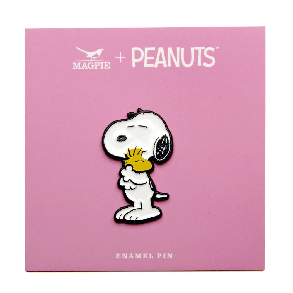 Pin de metal con forma de Snoopy aprazando a su mejor amigo el pájaro amarillo Woodstock o Emilio sobre cartón rosa