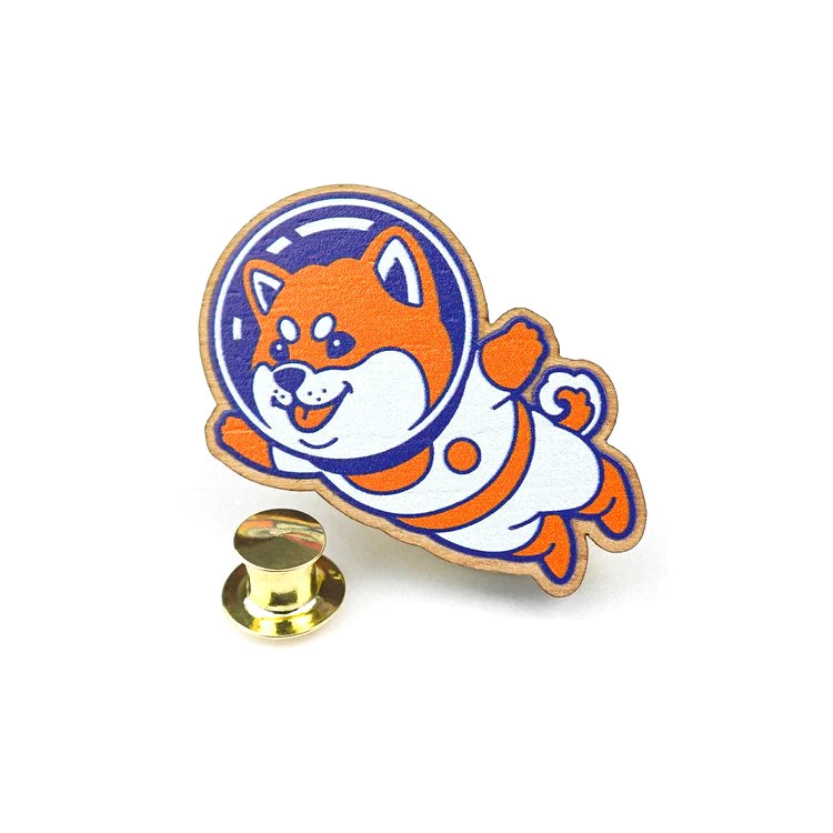 Pin de madera sostenible con forma de perrita shiba vestida de astronauta