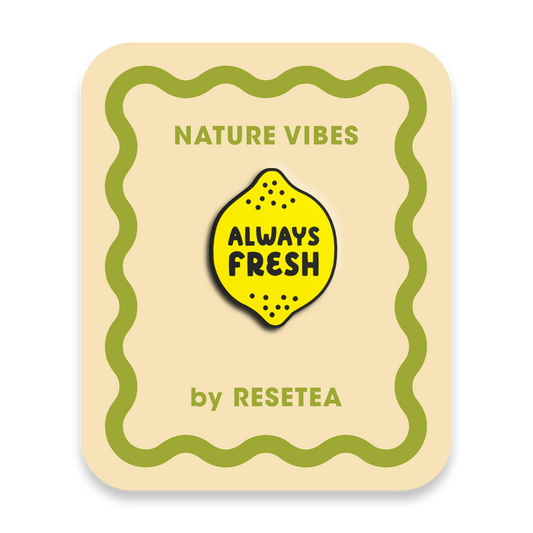 Pin de madera con forma de limón amarillo y el mensaje Always Fresh