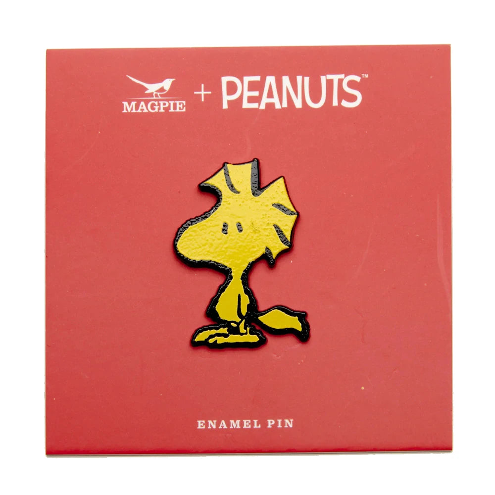 Pin de metal con forma del personaje de Snoopy Emilio (Woodstock en inglés), un pájaro amarillo en un cartón rojo