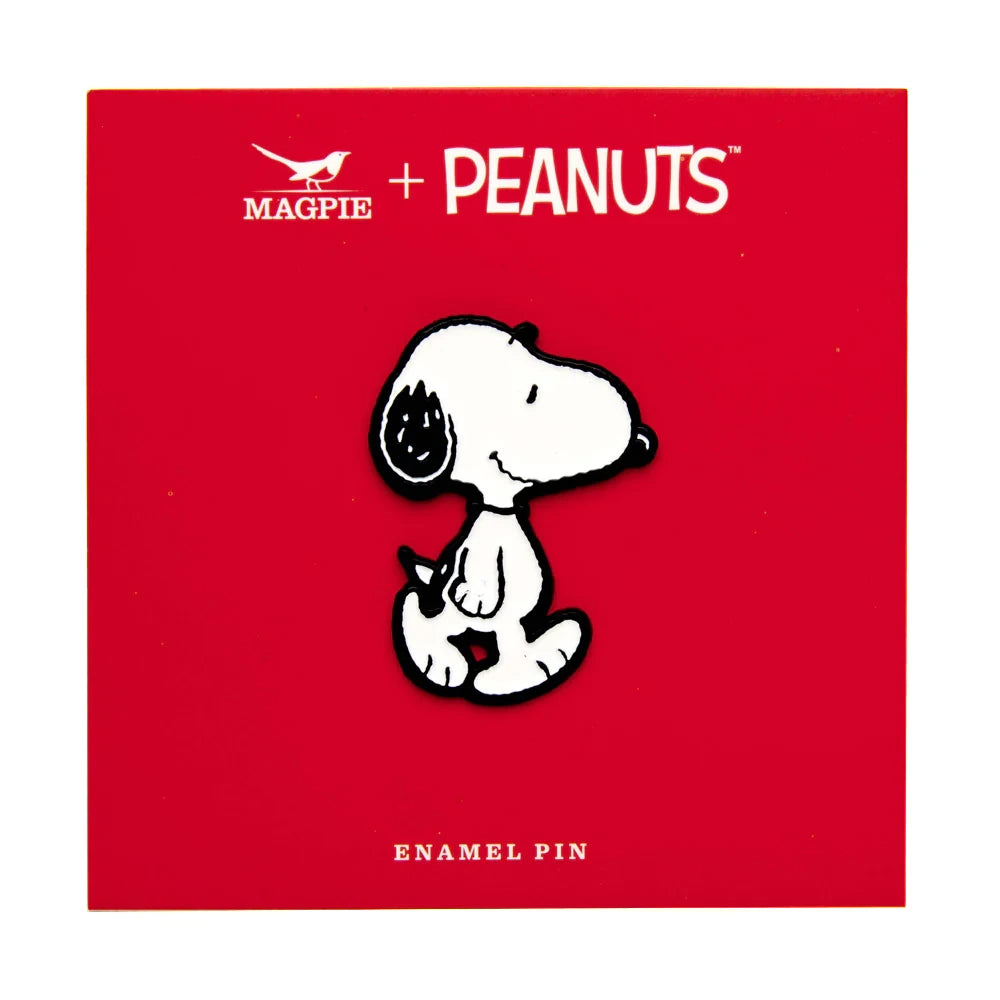 Pin de metal con forma de perro Snoopy de Peanuts emocionado sobre cartón rojo