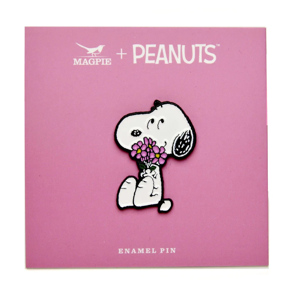 Pin metálico con forma de Snoopy contento con un ramo de flores rosas en la mano en tarjeta rosa