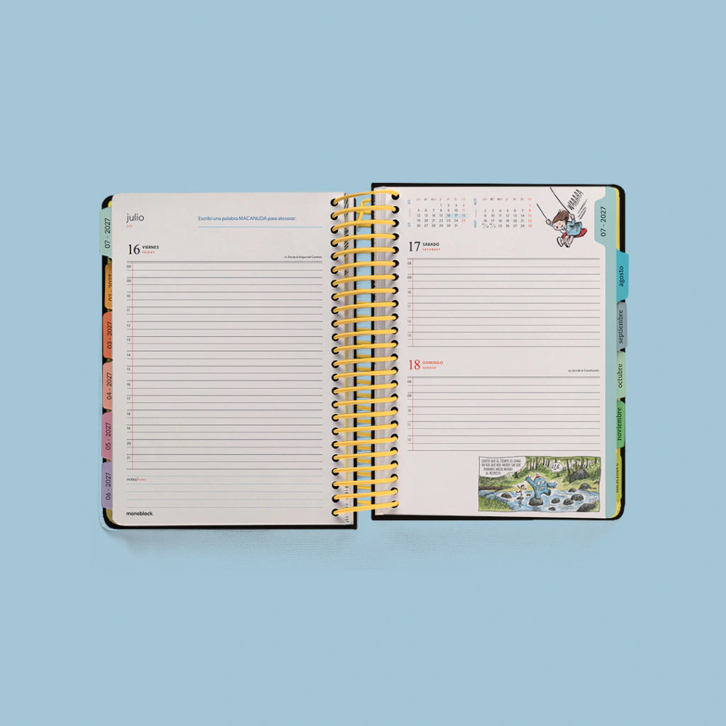 Interior de la Agenda diaria 2027 Macanudo abierta en julio, con páginas diarias rayadas, pestañas mensuales de colores y viñeta de Liniers en la esquina