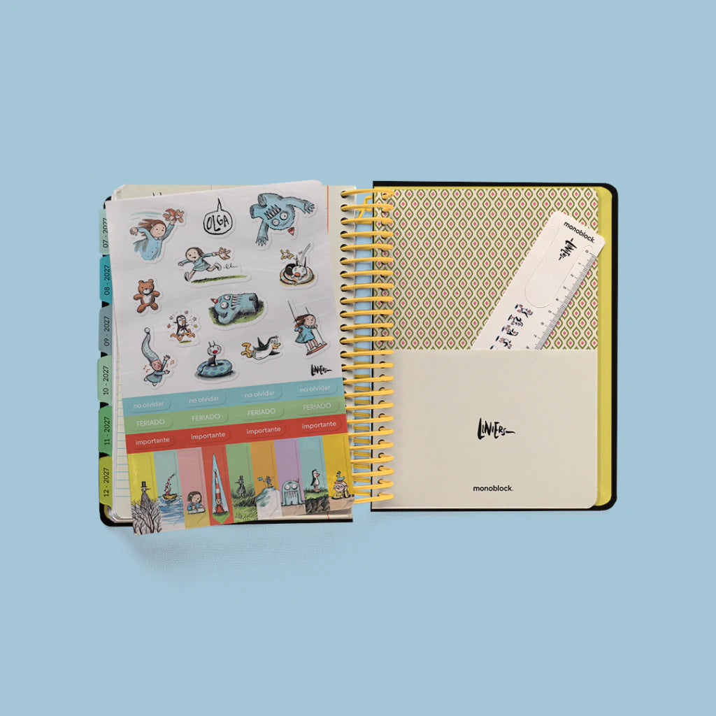 Accesorios incluidos en la Agenda 2027 Macanudo: hoja de pegatinas con personajes de Liniers, marcapáginas con regla y contratapa con estampado geométrico dorado