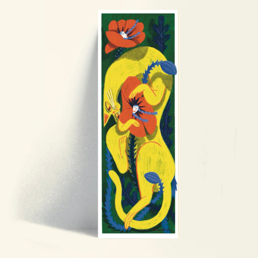 Ilustración alargada de un gato amarillo abrazando una amapola con una cara de mujer en el centro