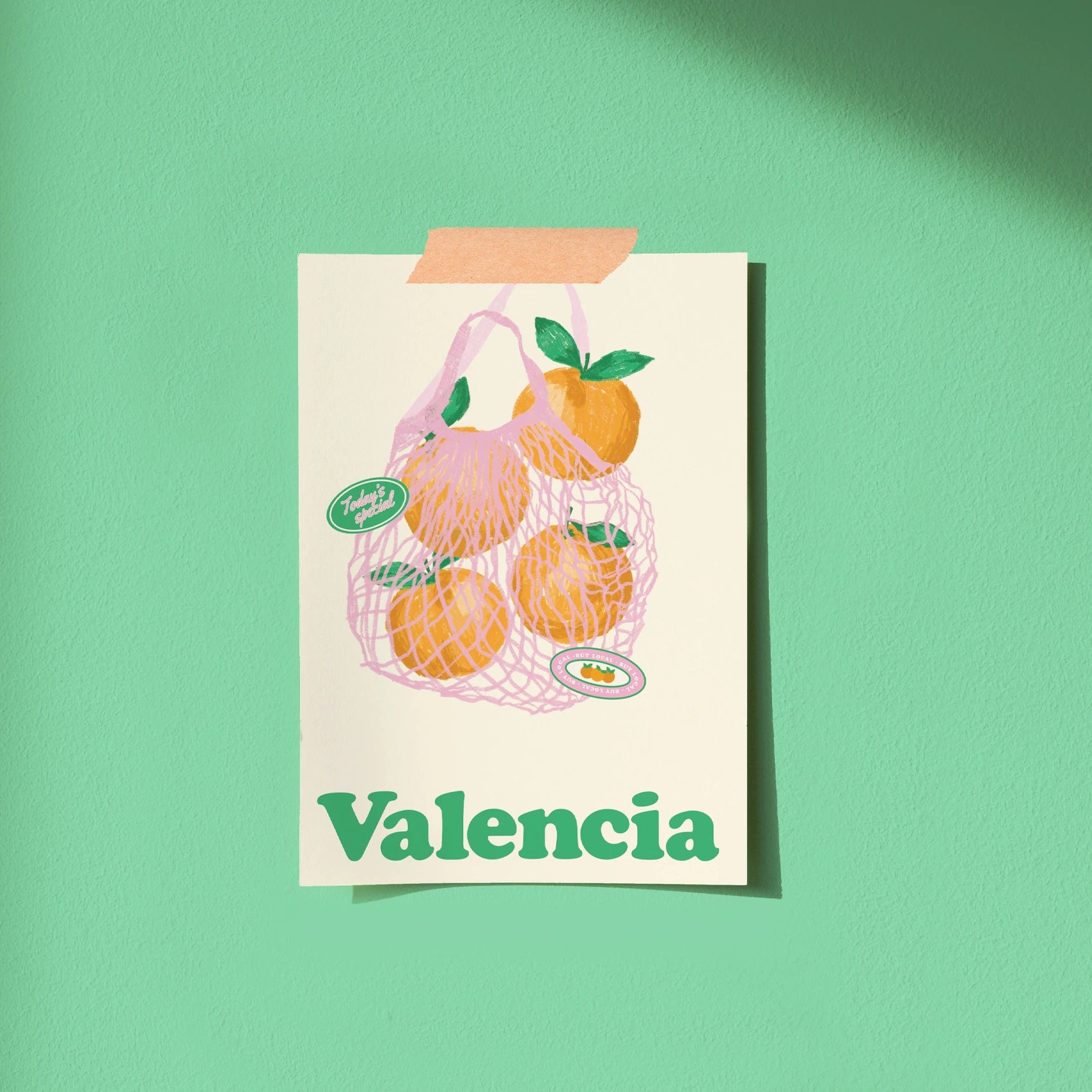 Postal con ilustración de laura Ortiz con una bolsa de malla rosa con cuatro naranjas y la palabra Valencia