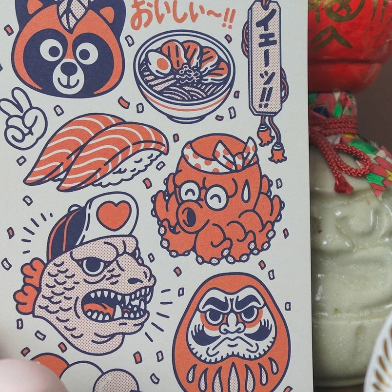 Postal con objetos de la cultura japonesa como daruma, nigiri, pulpo, ramen...