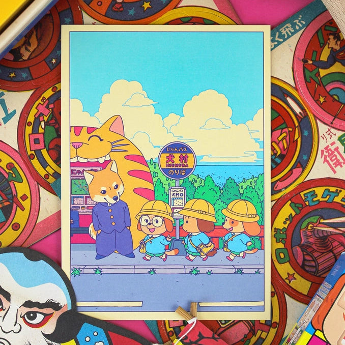 Postal con ilustración de unos perritos colegiales japoneses en una parada de bus con forma de gato.