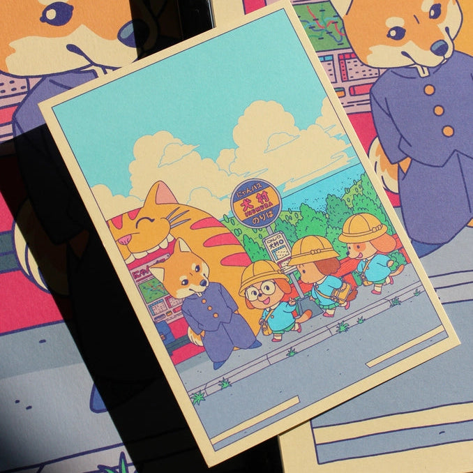 Postal con ilustración de unos perritos colegiales japoneses en una parada de bus con forma de gato.