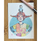 Postal con la lustración de Esther Gili de Pippi Långstrump con los brazos en jarras y su mono el señor nilsson sobre la cabeza