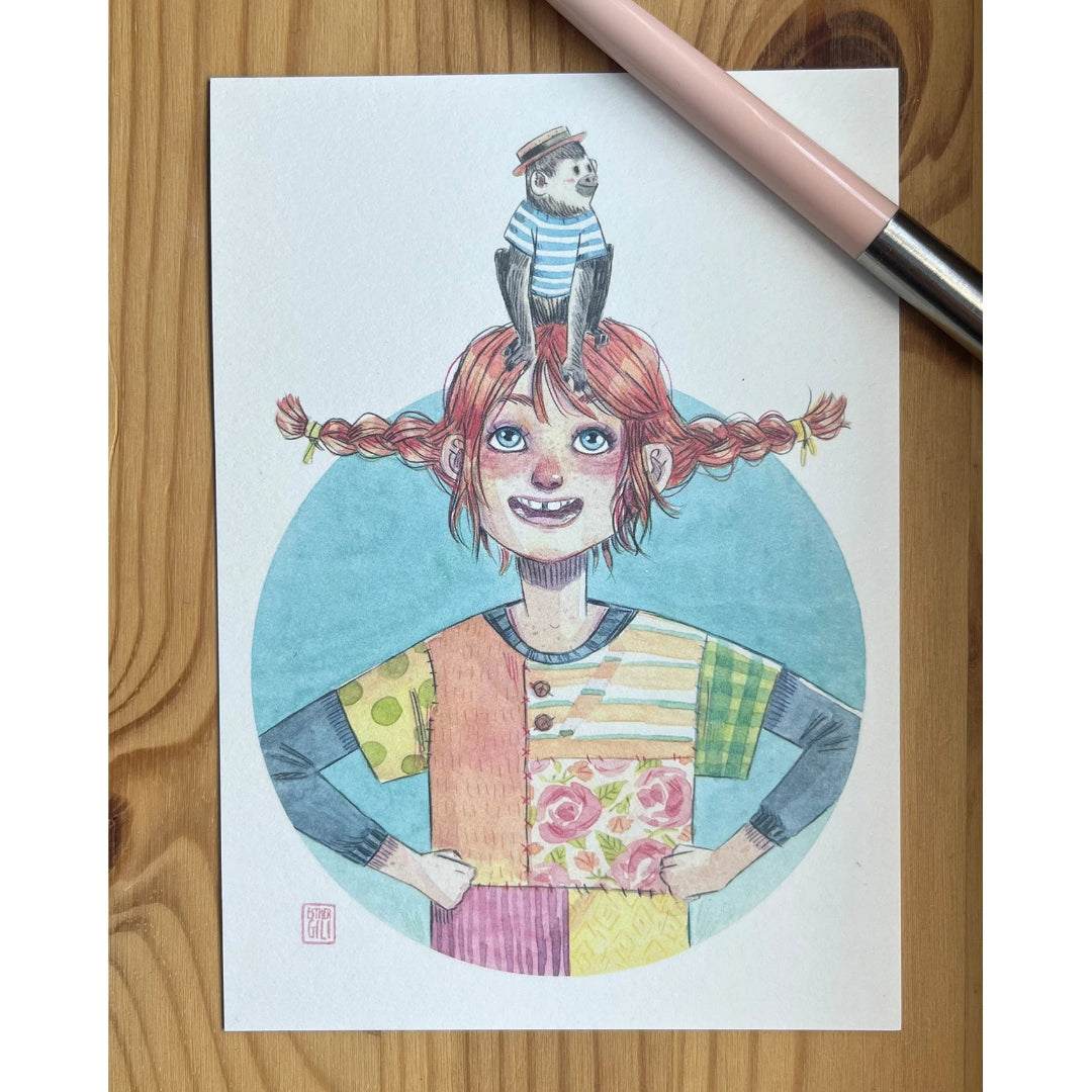 Postal con la lustración de Esther Gili de Pippi Långstrump con los brazos en jarras y su mono el señor nilsson sobre la cabeza