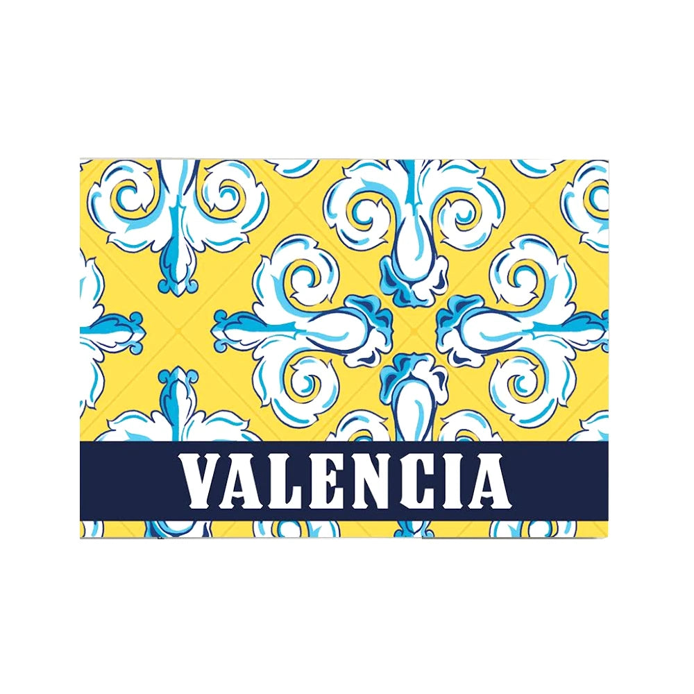 Postal con dibujo de azulejos color amarillo con detalles en azul y blanco con letrero negro y blanco de Valencia de Laura Ortiz