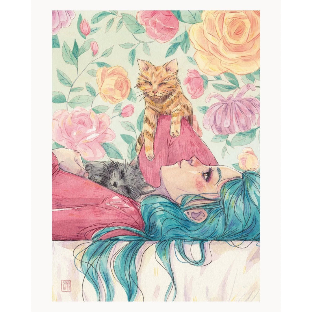 Ilustración de Esther Gili de una chica tumbada con dos gatos encima y una pared con papel pintado de rosas de fondo