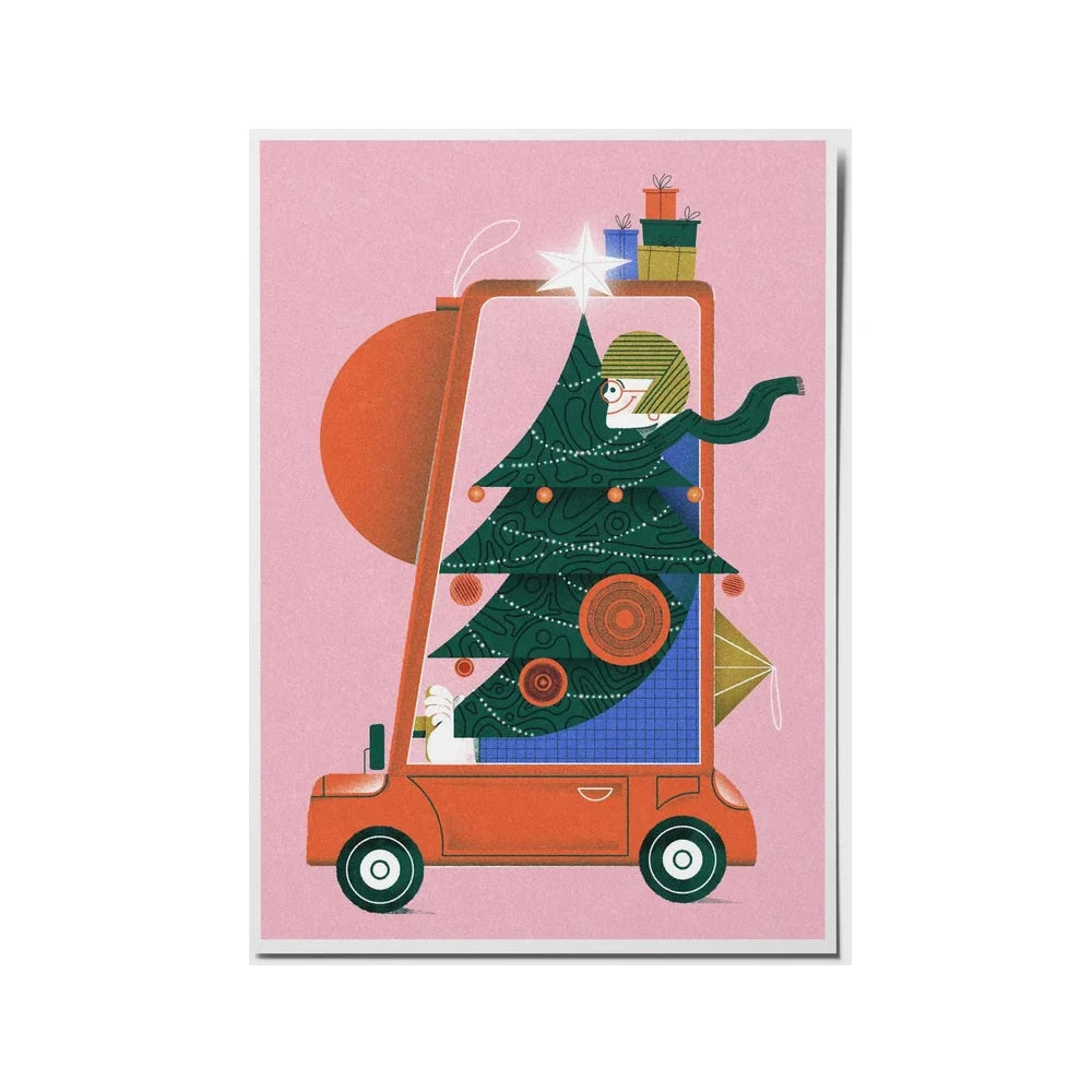 Postal del ilustrador Comrayo de una mujer en un coche llevando cosas de Navidad como un árbol, regalos y decoración