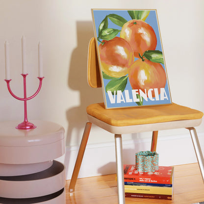 Print 30x40 de Naranjas de Valencia enmarcada sobre una silla
