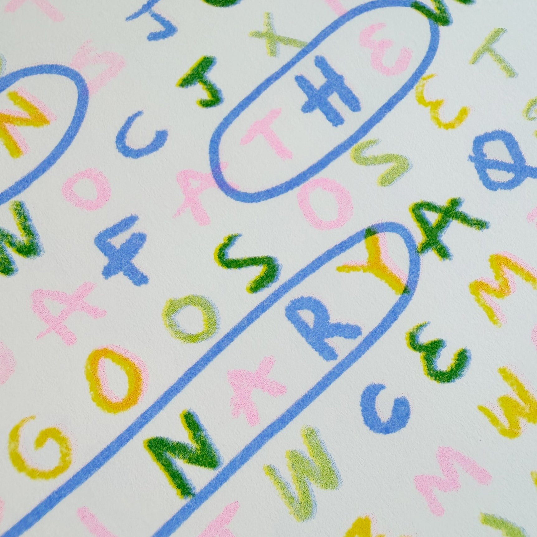 primer plano de la lamina ¨The Ordinary¨ de la ilustradora valenciana Laura Ortiz que tiene diseño de sopa de letras con el texto en inglés ¨find joy in the ordinary¨