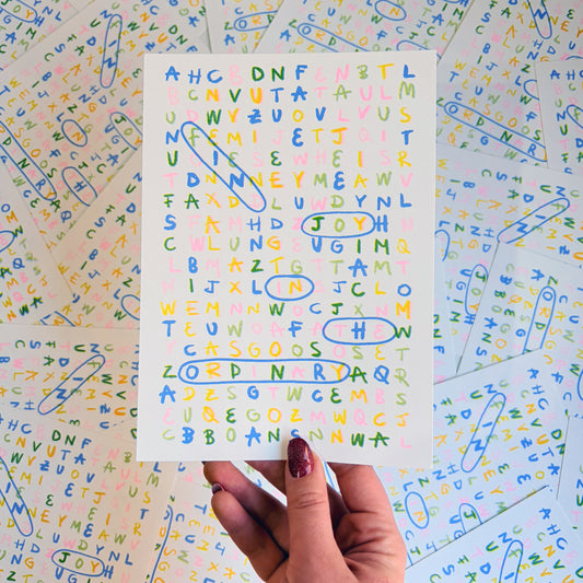 lamina en risografía ¨The Ordinary¨ por la ilustradora valenciana Laura Ortiz con diseño de sopa de letras y el texto en inglés ¨find joy in the ordinary¨