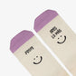 Detalle de los calcetines "Profe eres lo más" con puntera color lila y caritas sonrientes