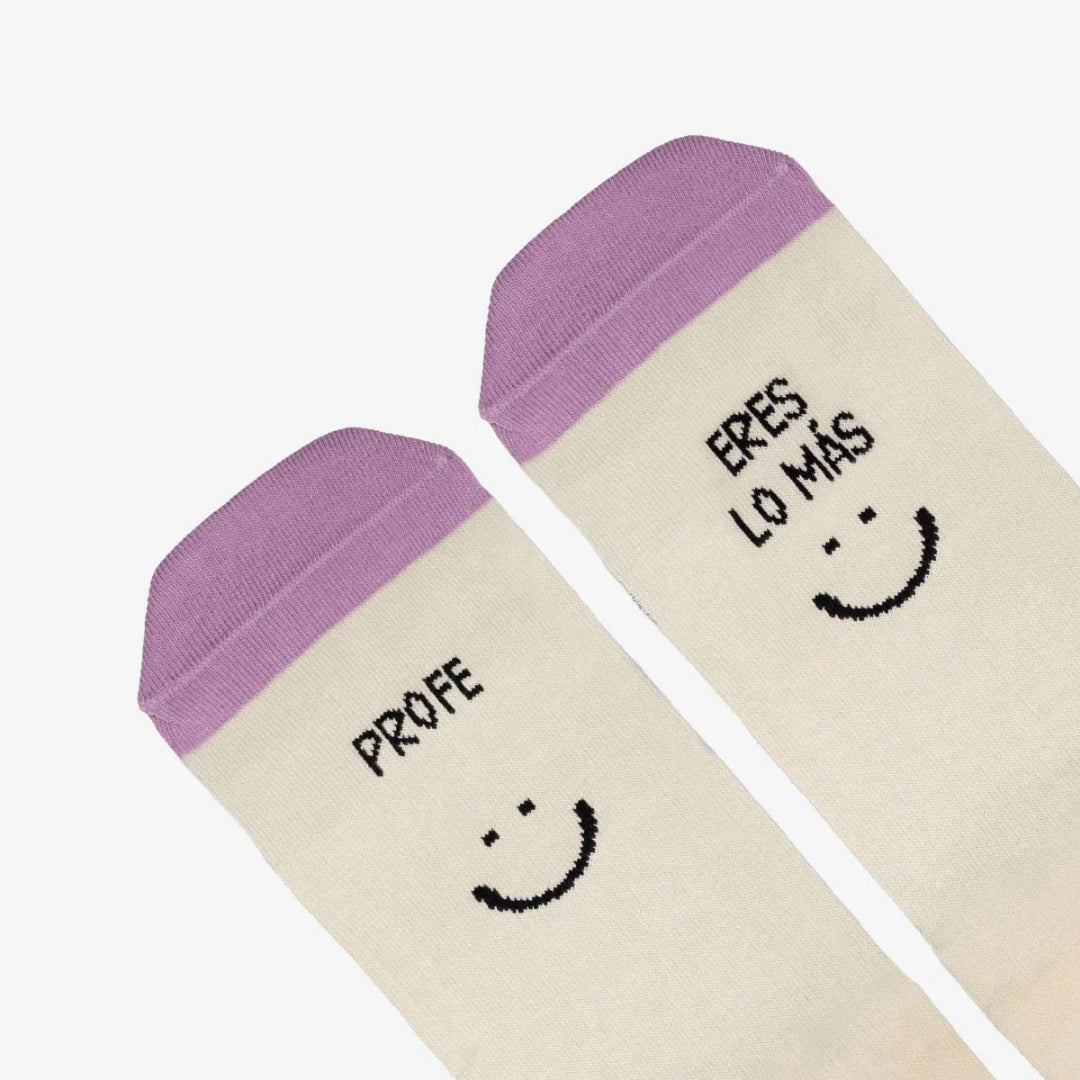 Detalle de los calcetines "Profe eres lo más" con puntera color lila y caritas sonrientes