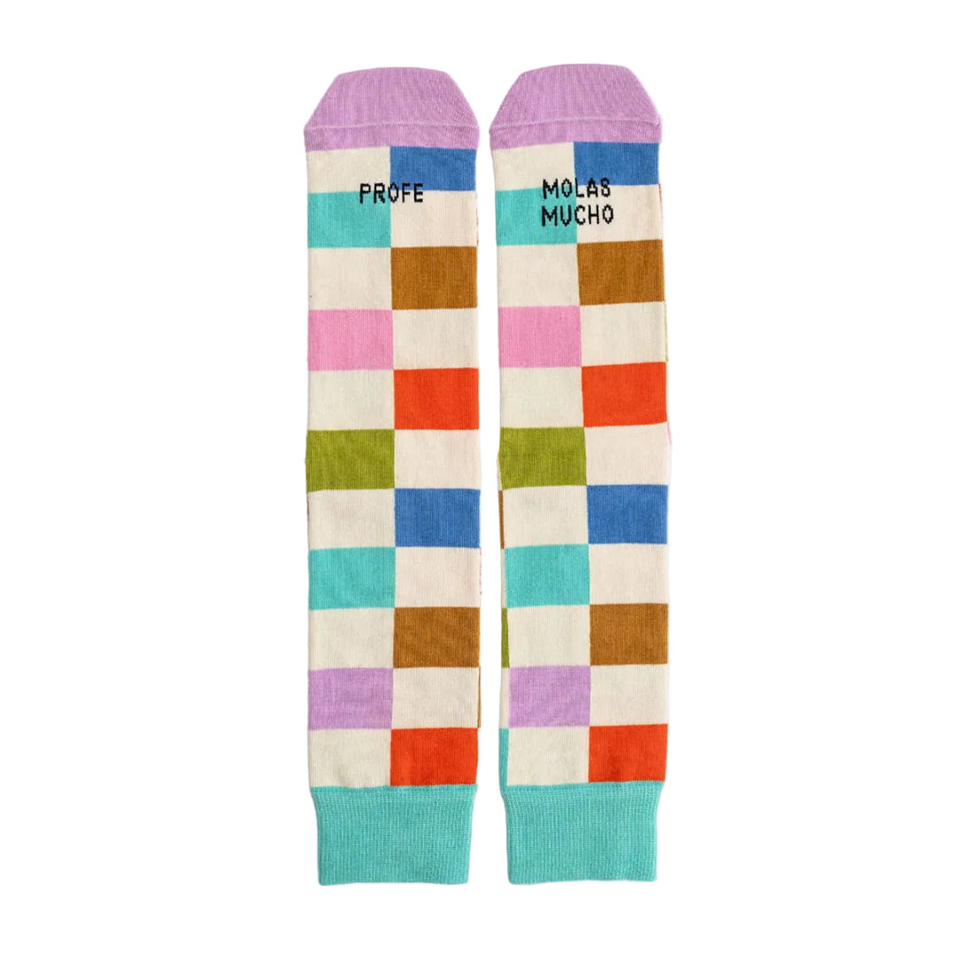 Calcetines a cuadros de colores con el mensaje "profe molas mucho"