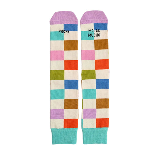Calcetines a cuadros de colores con el mensaje "profe molas mucho"