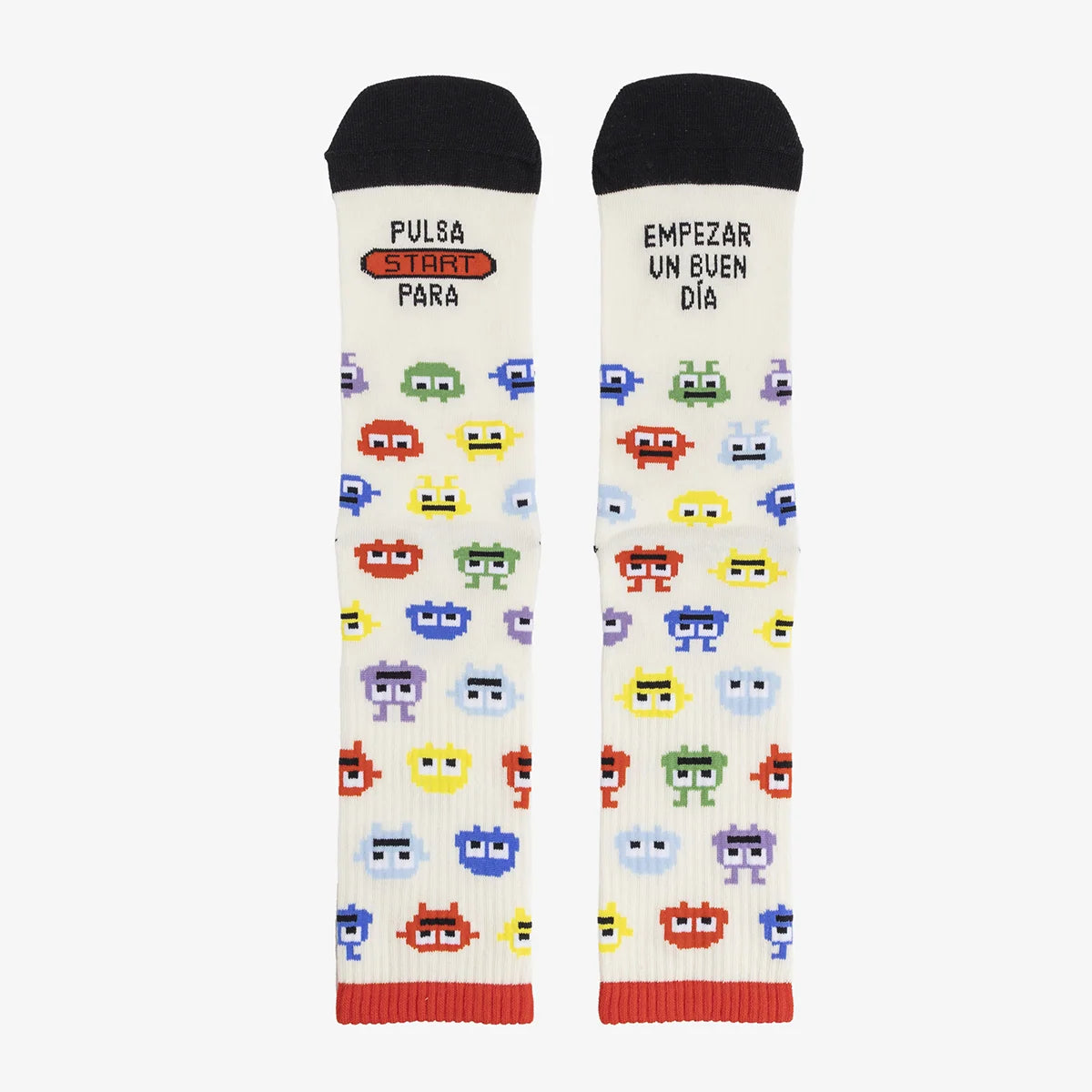 Par de calcetines UO Pulsa Start extendidos, con personajes multicolor, punteras negras y puños rojos sobre fondo blanco.