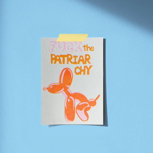 Postal en risografía con un perrito de globos haciendo caca y el mensaje Fuck the patriarchy