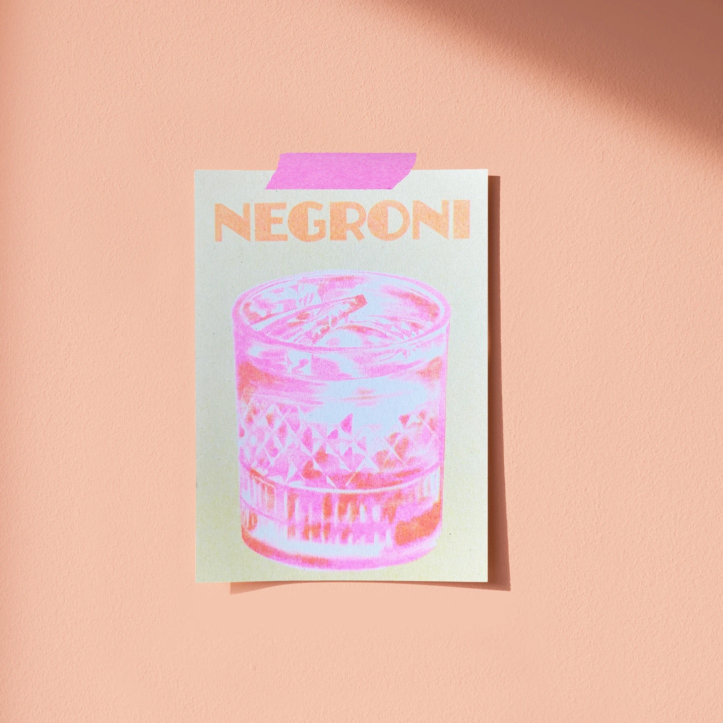 postal en risografía con un vaso de bebida en color rosa con el fondo amarillo y el texto NEGRONI en naranja