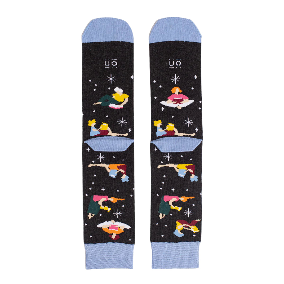 Parte de abajo de los calcetines con estampado de mujeres leyendo en diferentes posturas y el mensaje "Reading is / sexy" escrito en los dos pies.