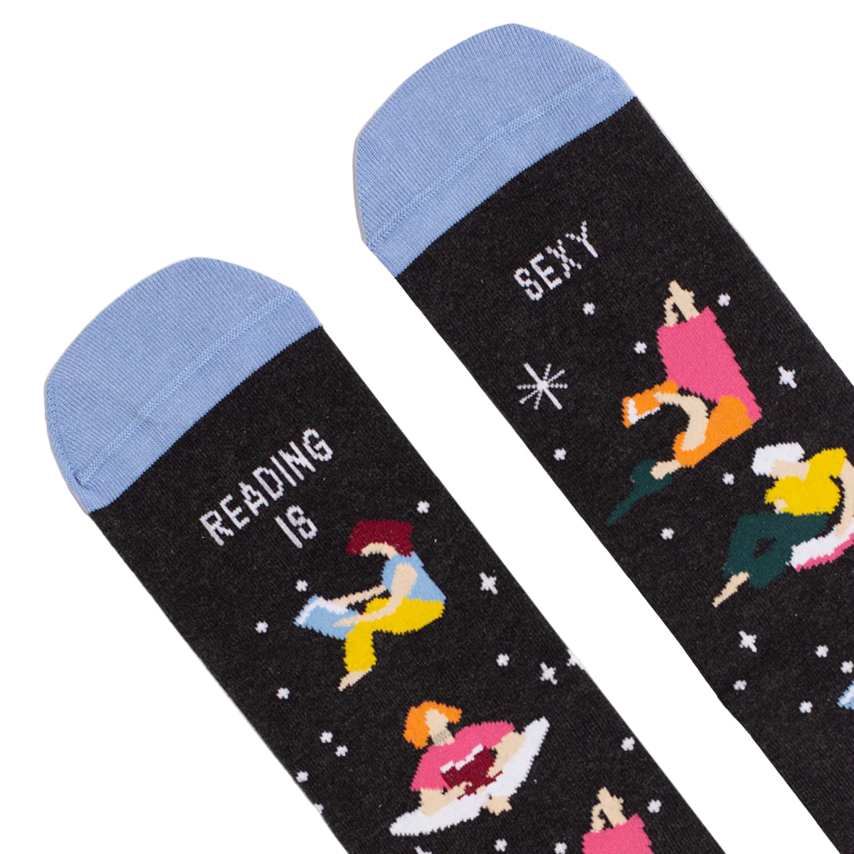 Puntera de los calcetines con estampado de mujeres leyendo en diferentes posturas y el mensaje "Reading is / sexy" escrito en los dos pies.