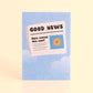postal con semillas dentro de la marca resetea con el fondo azul y un dibujo de un periódico con un sol sonriente y el texto Good news, here comes the sun!! 