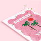 detalle de la postal con semillas dentro de la marca resetea con un cuadraro en color rosa con dos palmeras y un sol y el texto Summer Vibes en blanco con brotes saliendo de ella