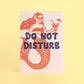 postal con semillas dentro de la marca resetea con una sirena sonriendo con gafas de sol y una bebida en la mano dibujada en color rojo con el texto Do Not Disturb en color azul