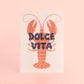 postal con semillas dentro de la marca resetea con una langosta dibujada en color rojo con el texto Dolce Vita en color azul