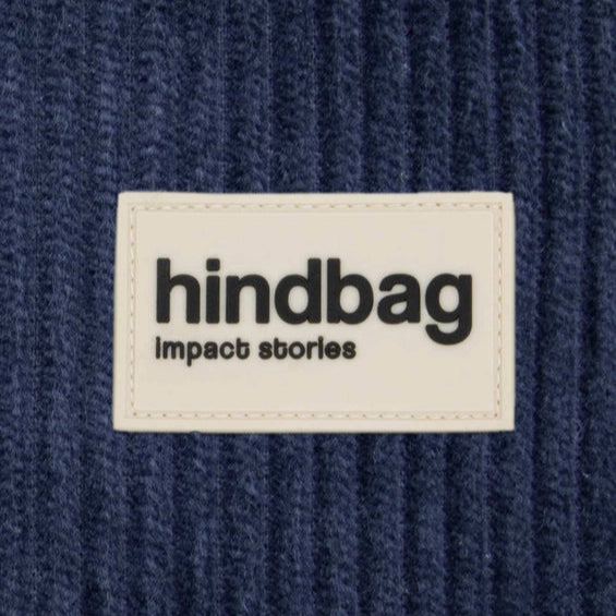 Tejido de pana azul marino con etiqueta de la marca hindbag