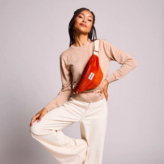 Mujer con riñonera de pana modelo Olivia de Hindbag color rojo ladrillo