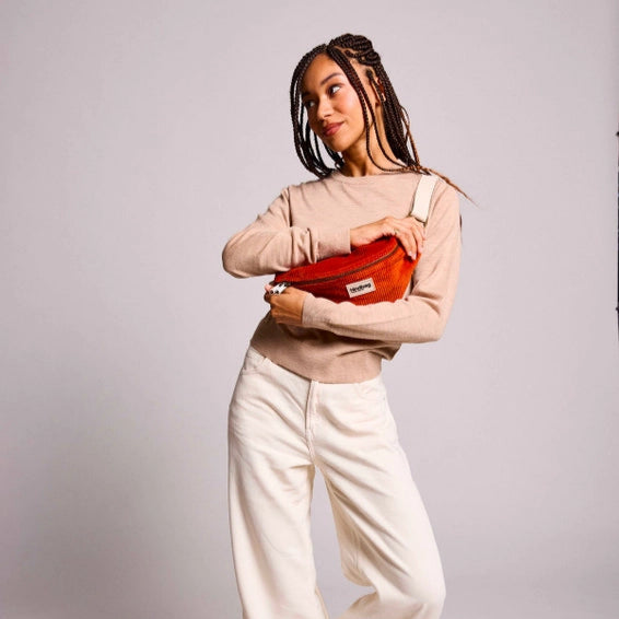 Mujer con riñonera de pana modelo Olivia de Hindbag color rojo ladrillo