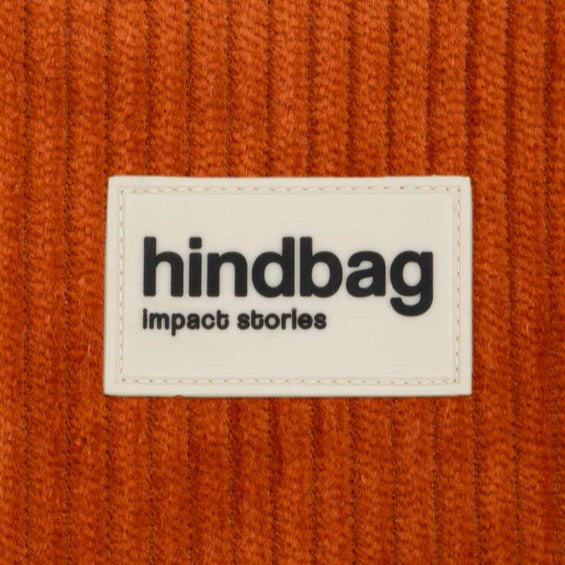 Tejido de pana rojo ladrillo con la etiqueta de la marca Hindbag