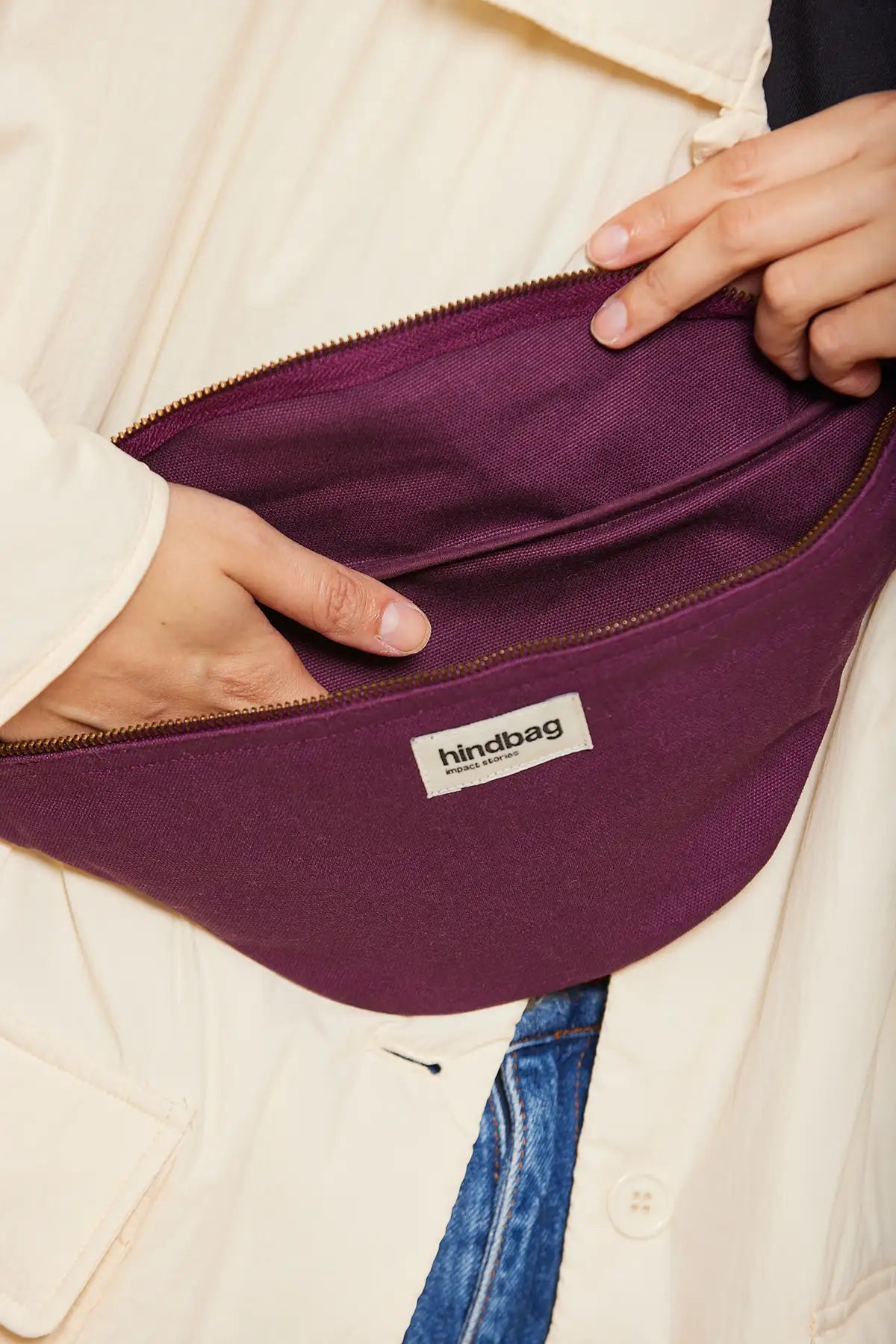Riñonera abierta color ciruela de la marca francesa Hindbag