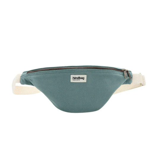 Riñonera de la marca francesa Hindbag color azul verdoso salvia y correa blanca