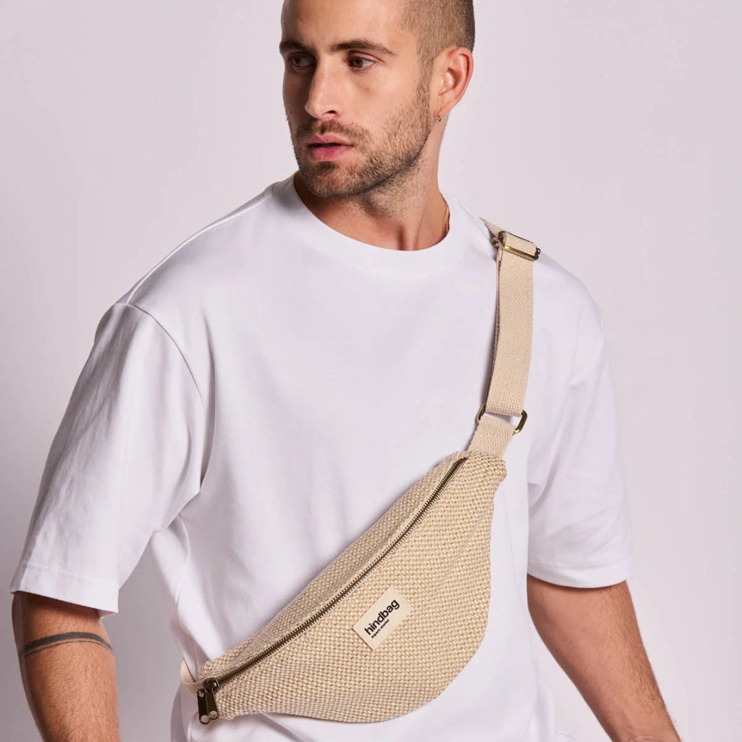 Hombre con la Riñonera Olivia en tejido tranzado en colores crudo de la marca francesa Hindbag