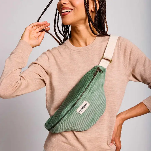 Mujer con una riñonera de pana modelo Olivia de Hindbag color verde agua