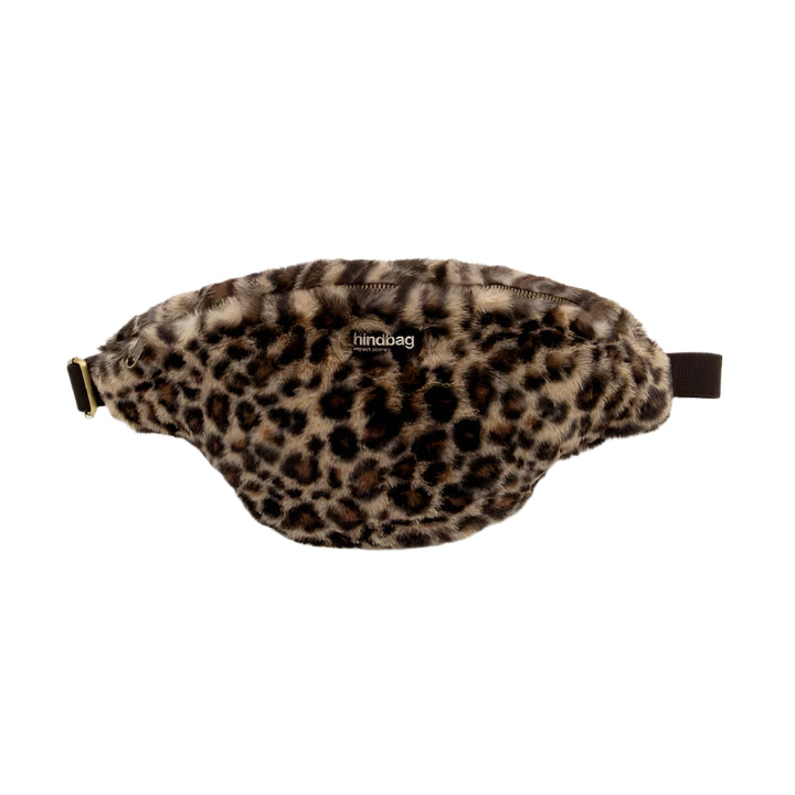 Riñonera con tejido de peluche y estampado animal print de leopardo de la marca francesa Hindbag