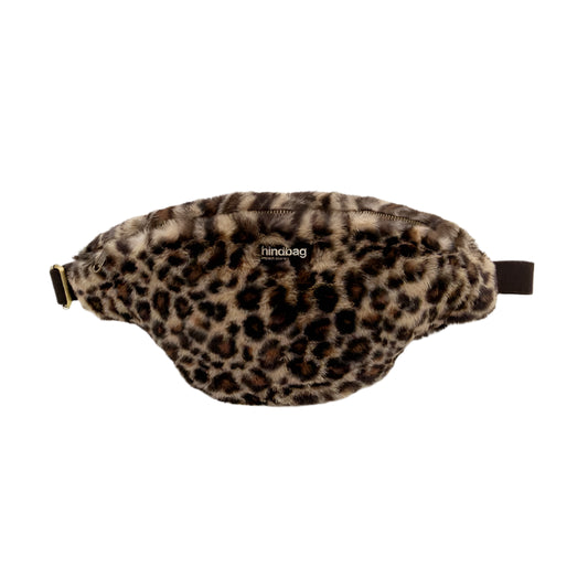 Riñonera con tejido de peluche y estampado animal print de leopardo de la marca francesa Hindbag